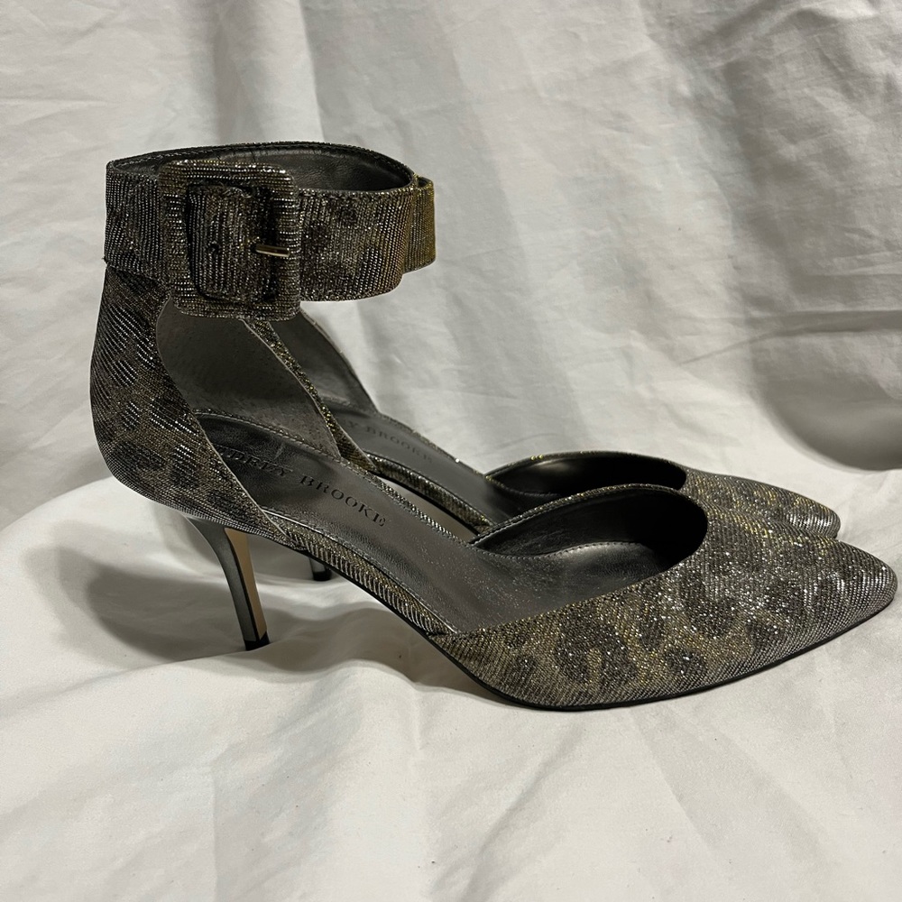 Beautiful Audrey Brooke silver/gold glitter shoes. Size 9, Perfect formal wear.